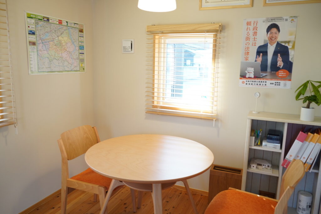 木の椅子とテーブルに明るい窓がある部屋のイメージ