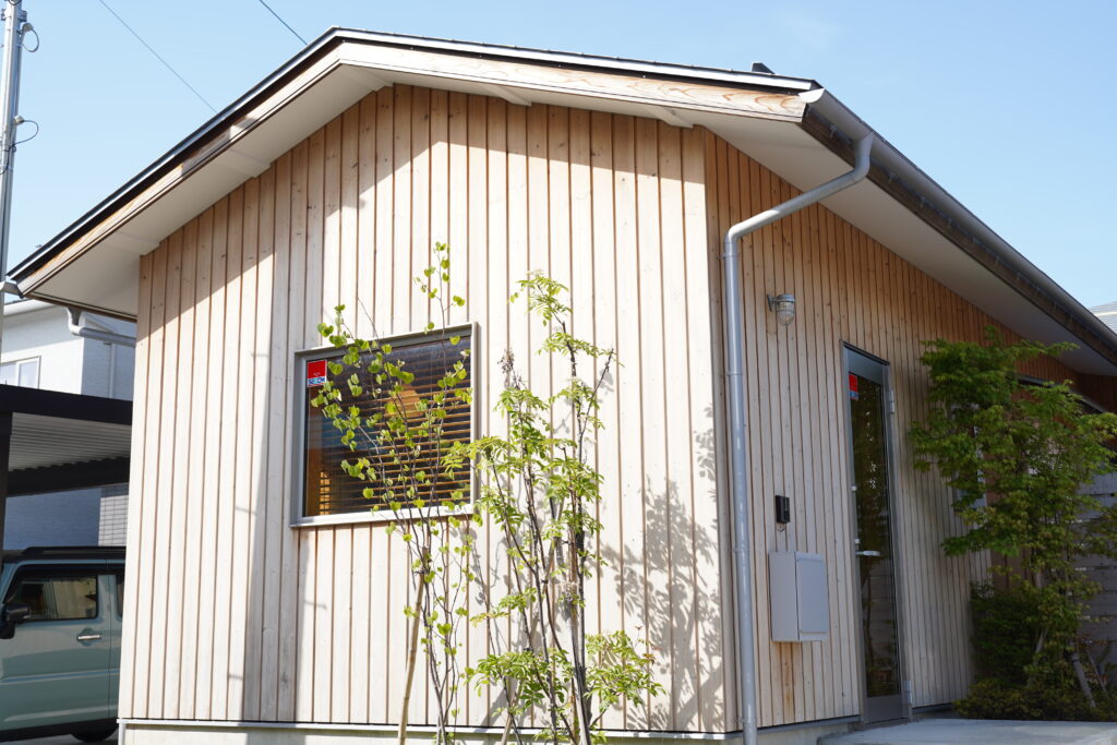 静かな住宅街の中にある木造建築の行政書士事務所の外観